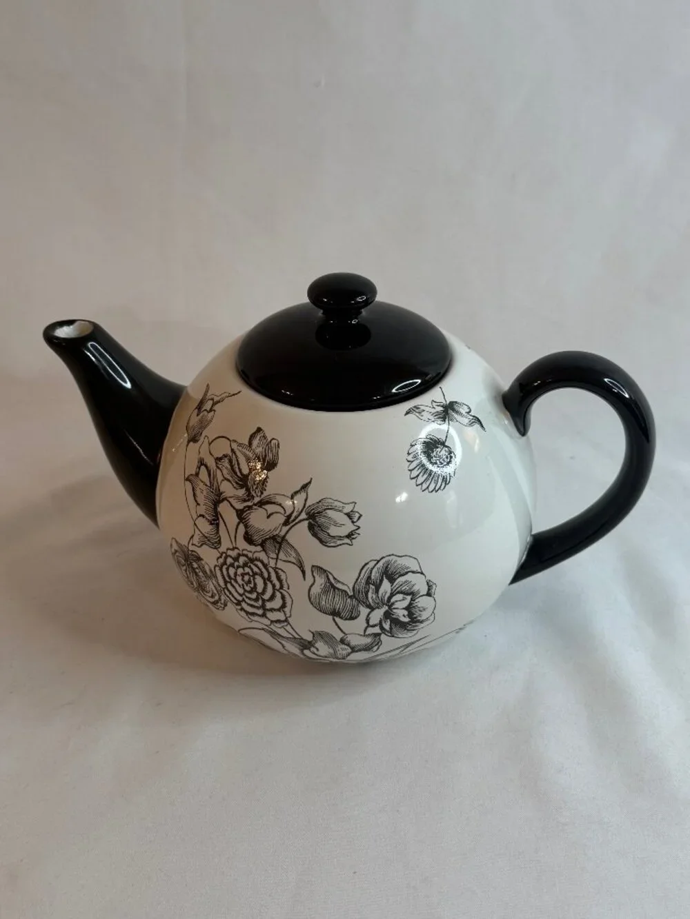 Certified International Teapot Jennifer Brinley Black & White Floral 4 Cup #4123
